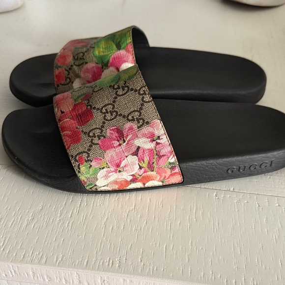 Gucci Women's Black Floral Slide Sandals - Picture 1 of 3